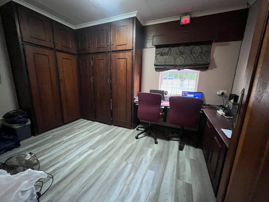 5 Bedroom Property for Sale in Van Der Hoff Park North West